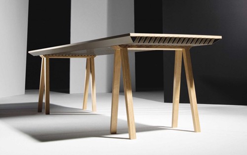 Chiếc bàn gỗ có hình dáng như đồ nội thất thông thường,nhưng nó có thể điều hòa nhiệt độ phòng và giúp tiết kiệm năng lượng. Ảnh: ZEF