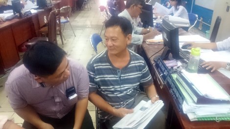 Ông Thạch Vũ Phương (bên phải, đại diện nguyên đơn) đang chờ ký biên bản hòa giải tại tòa sáng nay 21-5