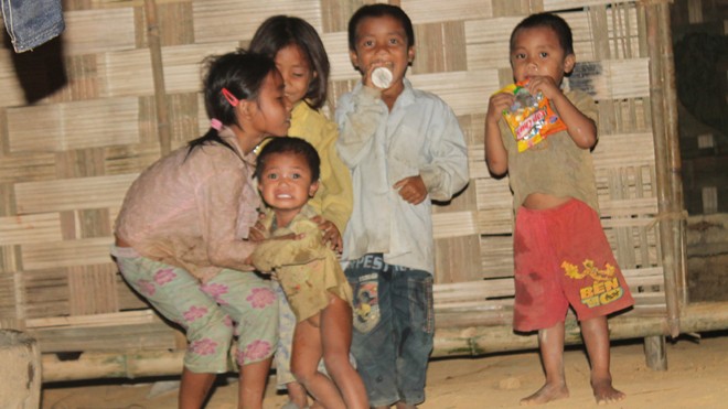 Những đứa trẻ Đan Lai lớn lên như cây cỏ trong thiếu thốn và nghèo đói.