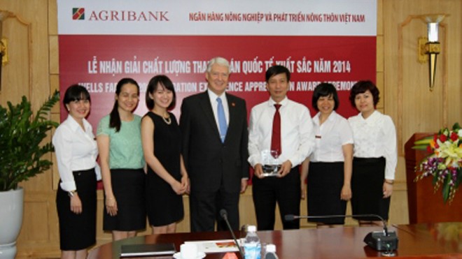Agribank nhận giải Chất lượng Thanh toán xuất sắc năm 2014 của Wells Fargo Bank.