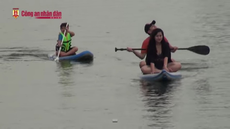 Môn thể thao lướt ván đứng thu hút giới trẻ Hà thành