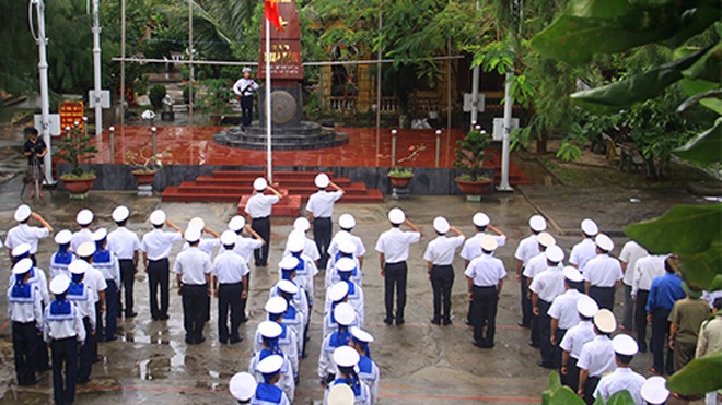 Nghi thức chào cờ và hát Quốc ca ở Trường Sa. Ảnh: Nguyễn Đông.