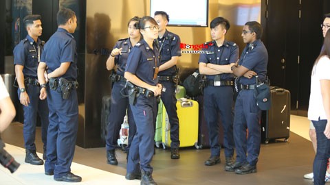 Lực lượng cảnh sát Singapore siết chặt các vòng để người lạ không thể tiếp cận cầu thủ Việt Nam . Ảnh: Đức Cường