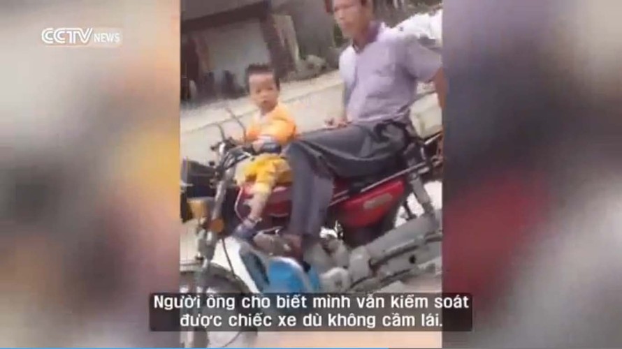 Bé gái 2 tuổi ở Trung Quốc phóng xe máy vun vút