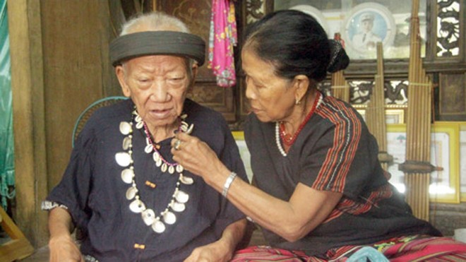 Những cử chỉ ân cần của vợ chồng già làng Quỳnh Hoàng.