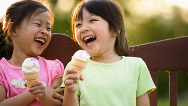 Chỉ cho trẻ trên 4 tuổi ăn kem, dưới 1 tuổi tuyệt đối không nên ăn kem- ẢNh minh hoạ