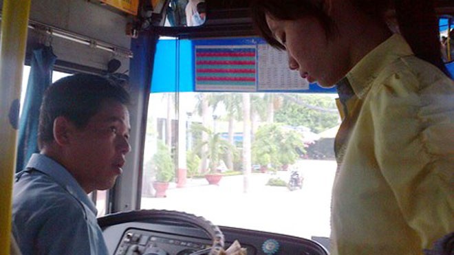 Nhiều sinh viên, người đi xe buýt đang trông chờ gắn camera trên xe buýt để chặn nạn móc túi, sàm sỡ. Ảnh: PL TP HCM