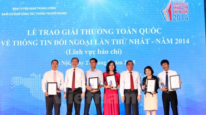 Lễ trao giải thưởng toàn quốc về thông tin đối ngoại năm 2014. Ảnh: Minh Sơn/Vietnam+