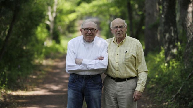 Ông Bill Novak (trái) và ông Norman MacArthur chính thức là vợ chồng sau hơn 50 năm có mối quan hệ lãng mạn. Ảnh: AP.