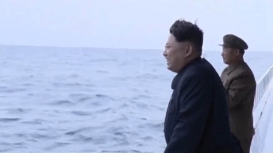 Kim Jong-un tươi cười xem tàu ngầm phóng tên lửa