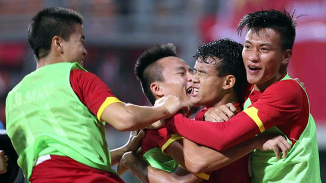 Người hùng Thanh Hiền (thứ hai bên phải) mừng bàn thắng cùng đồng đội. Ảnh: Dũng Phương
