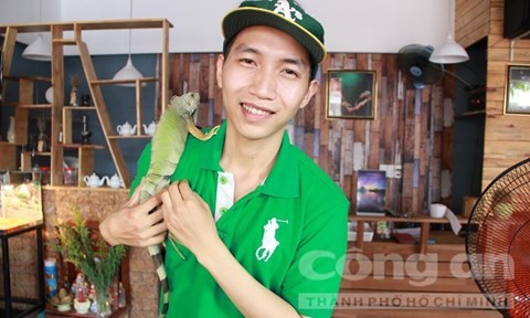 Anh Từ Thái Lâm (23 tuổi) sở hữu một con kỳ đà có tên Igu Ana. Anh mua nó từ cách đây vài tháng, với giá 2,5 triệu đồng- Ảnh: Hồng Quang