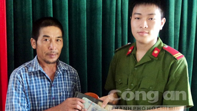 Ông Nguyễn Văn Hòa đang nhận lại tài sản từ hạ sĩ Anh. Ảnh Lê Ngọc Phượng