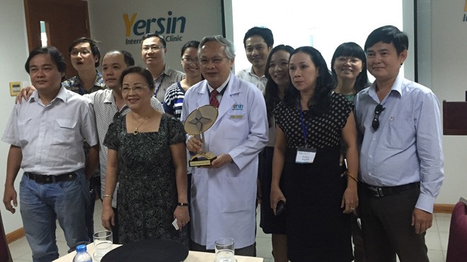 Bác sĩ Xuân Lam chia vui vinh dự nhận được giải thưởng với bạn bè và nhân viên
