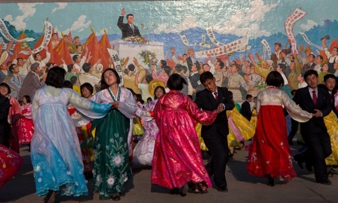 Người Triều Tiên trong điệu múa truyền thống. Ảnh: AP