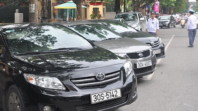 Thành phố Hà Nội sẽ có thêm 3 tuyến phố tổ chức trông xe ô tô dưới lòng đường. Ảnh: Đoàn Loan.