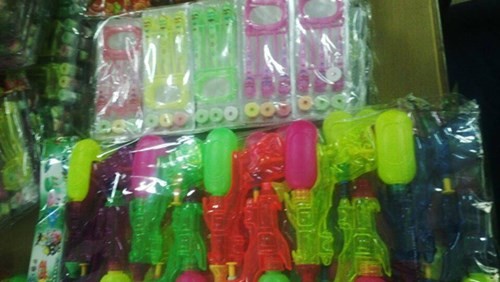 Toàn bộ lô hàng súng đồ chơi bằng nhựa và móng tay nhựa đều do Trung Quốc sản xuất