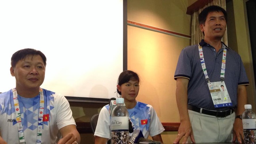 Cô gái vàng Ánh Viên (ở giữa) cùng HLV Đặng Anh Tuấn (bên trái) và trưởng đoàn Trần Văn Phấn tại cuộc họp báo tối 11/6. Ảnh: Huy Hoàng