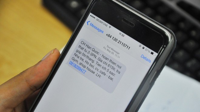 Nhiều người dùng bức xúc với tin nhắn rác liên tục được gửi tới điện thoại. Ảnh: Ngọc Lan.