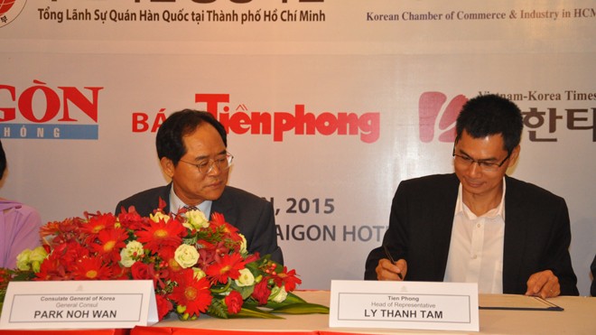 Nhà báo Lý Thành Tâm, Trưởng cơ quan đại diện tại TPHCM đại diện báo Tiền Phong thỏa thuận ký kết. Ảnh Việt Văn