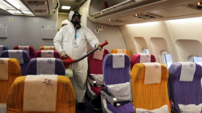 Bộ Y tế đã đưa ra khuyến cáo cho người dân để phòng chống dịch bệnh MERS nguy hiểm chết người. Trong ảnh: Một thành viên của phi hành đoàn Thai Airways tẩy sạch các cabin máy bay để phòng ngừa MERS lây lan. Ảnh: Reuters. 
