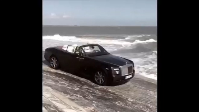 Đưa siêu xe Rolls-Royce xuống biển để... rửa xe