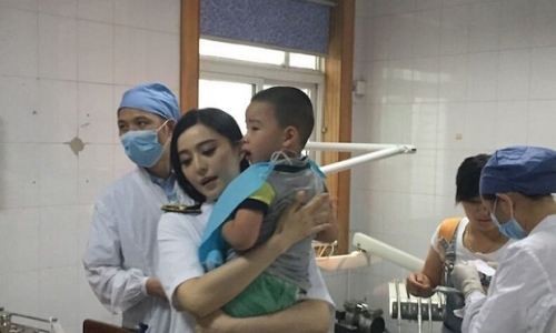 Phạm Băng Băng bế bé trai trong phòng cấp cứu bệnh viện (Ảnh: ent.163.com)