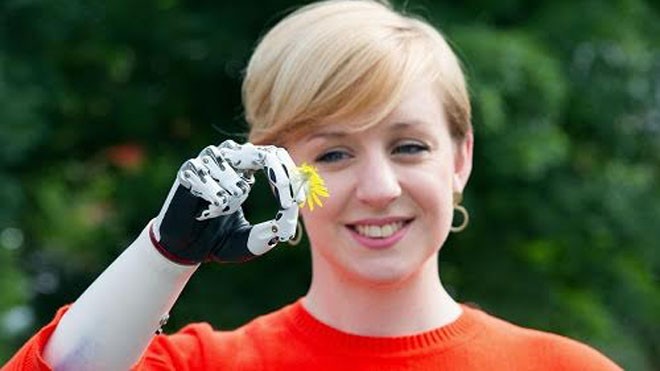 Nicky Ashwell có thể dùng tay giả cầm những vật nhỏ như một bông hoa. Ảnh: The Guardian