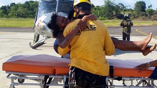 Nelly Murillo được chuyển tới bệnh viện sau tai nạn máy bay. Ảnh: AFP