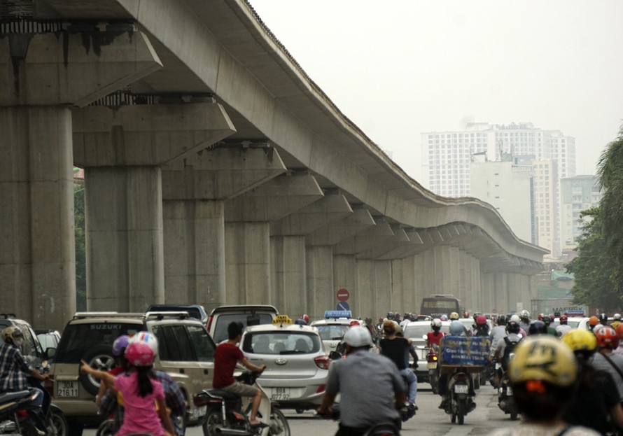 Hiện tượng uốn lượn bắt đầu xuất hiện khi đường sắt đô thị đổi hướng từ sông Tô Lịch nối vào đường Nguyễn Trãi. Ảnh: Dân Trí