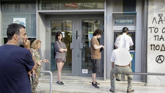 Người dân xếp hàng chờ rút tiền bên ngoài chi nhánh Ngân hàng Quốc gia trên đảo Crete – Hy Lạp hôm 28/6. Ảnh: Reuters