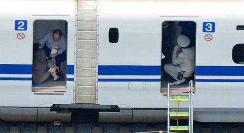 Các hành khách trên tàu cao tốc khi tàu dừng khẩn cấp ở Odawara, phía nam Tokyo. Ảnh: Reuters