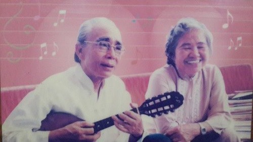 Nhạc sĩ Phan Huỳnh Điểu và vợ. Ảnh tư liệu