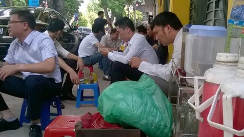 Quán trà đá trên phố Bà Triệu khách tăng đột biến ngày nắng nực