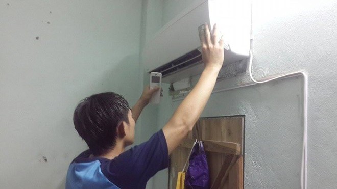 Nắng nóng, chủ nhà trọ ở Hà Nội mở dịch vụ cho thuê điều hòa với giá 100.000-200.000 đồng một tháng. Ảnh: Ngọc Lan.