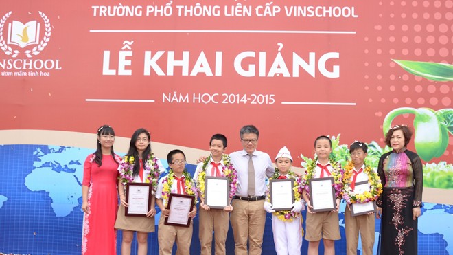 Bà Lê Mai Lan, Phó Chủ tịch Tập đoàn Vingroup, Chủ tịch Hệ thống giáo dục Vinschool (ngoài cùng bên trái) và Giáo sư Ngô Bảo Châu bên các học sinh đạt học bổng tinh hoa Vinschool năm học 2014 – 2015