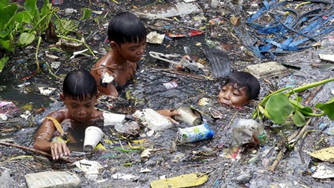 Trẻ em Philippines mưu sinh trên những dòng sông đầy rác thải.