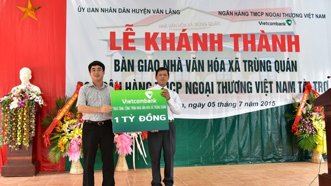 Ông Nghiêm Xuân Thành - Bí thư Đảng ủy - Chủ tịch Hội đồng quản trị Vietcombank (bên trái) trao số tiền ủng hộ 1 tỷ đồng xây dựng nhà văn hóa xã Trùng Quán