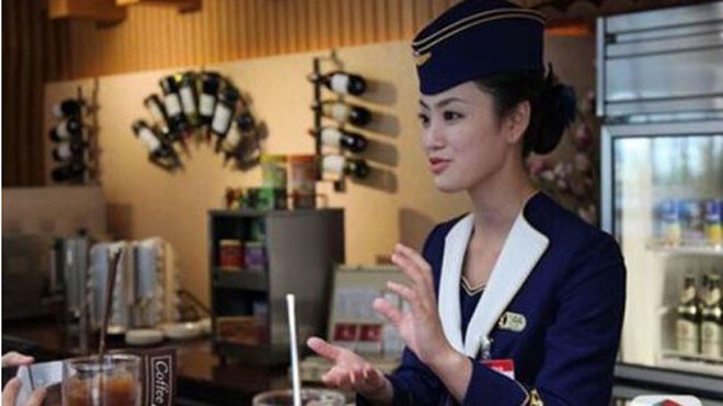 Nữ nhân viên phục vụ tại quầy cà phê ở sân bay Bình Nhưỡng. Ảnh: Xinhua