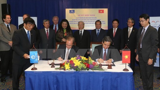 Tổng Bí thư Nguyễn Phú Trọng chứng kiến Lễ ký‎ các văn bản hợp tác giữa Ngân hàng Nhà nước Việt Nam và Ngân hàng Thế giới (WB). (Ảnh: Trí Dũng/TTXVN)