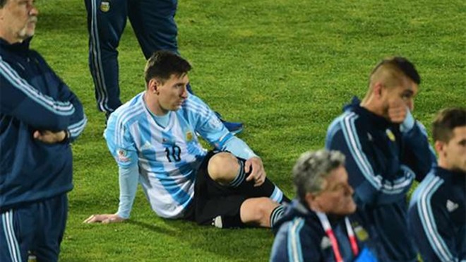 Messi ngồi buồn chứng kiến Chile nâng Cup vô địch hôm 5/7. Ảnh: Reuters