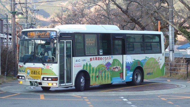 Một chiếc xe buýt đang được quay đầu trên bàn xoay ở Gora, Nhật. Ảnh: rmweb.