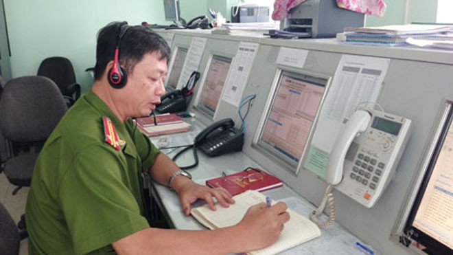 Trung tá Lý Anh Tuấn đang miệt mài tiếp nhận thông tin trình báo của người dân.