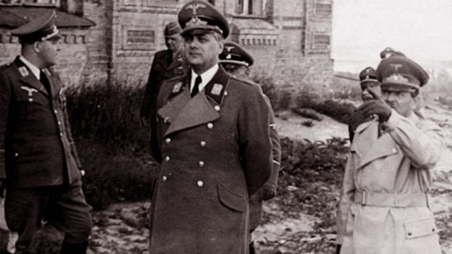E. Koch và A. Rosenberg thị sát tòa lâu đài Ordensburg khi Phòng hổ phách mới được chuyển đến cất giấu.