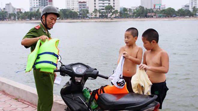 Lực lượng CAP Hoàng Liệt đi tuần tra, nhắc nhở không để trẻ em tắm bơi tại hồ Linh Đàm tránh gây tai nạn đuối nước
