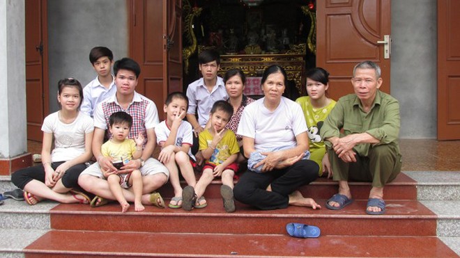 Ông Hiển, bà Nguyệt cùng 7 đứa con chưa lập gia đình chung sống với nhau tại nhà. Ảnh: Quỳnh Nguyên