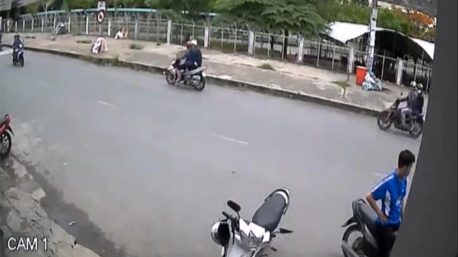 Cô gái đứng thẫn thờ vì bị trộm xe máy
