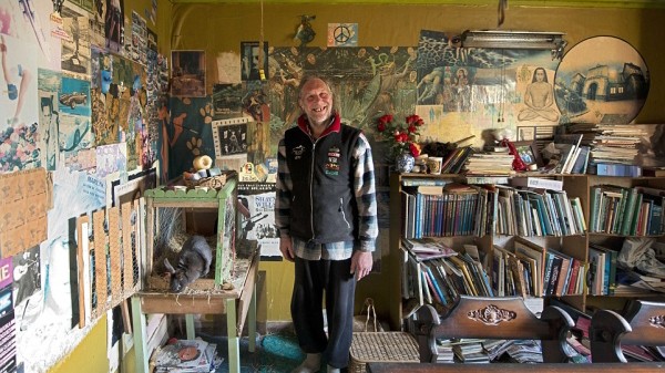 Ông Denis, một trong những cư dân địa phương mà Carter đã gặp, chụp ảnh trong phòng "nghệ thuật" của ông (Ảnh: Tony Carter Photography)