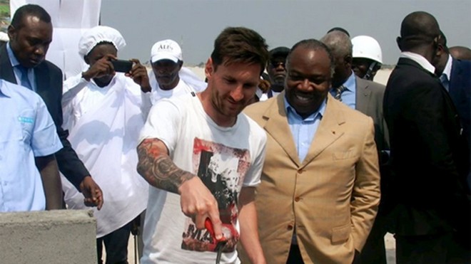 Messi trát vữa trong lễ khởi công xây sân vận động tại Libreville. Ảnh: Reuters