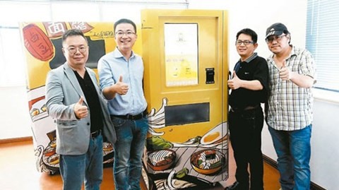 Bốn nhà sáng chế bên chiếc máy bán tô mì bò tự động - Ảnh: Oriental Daily